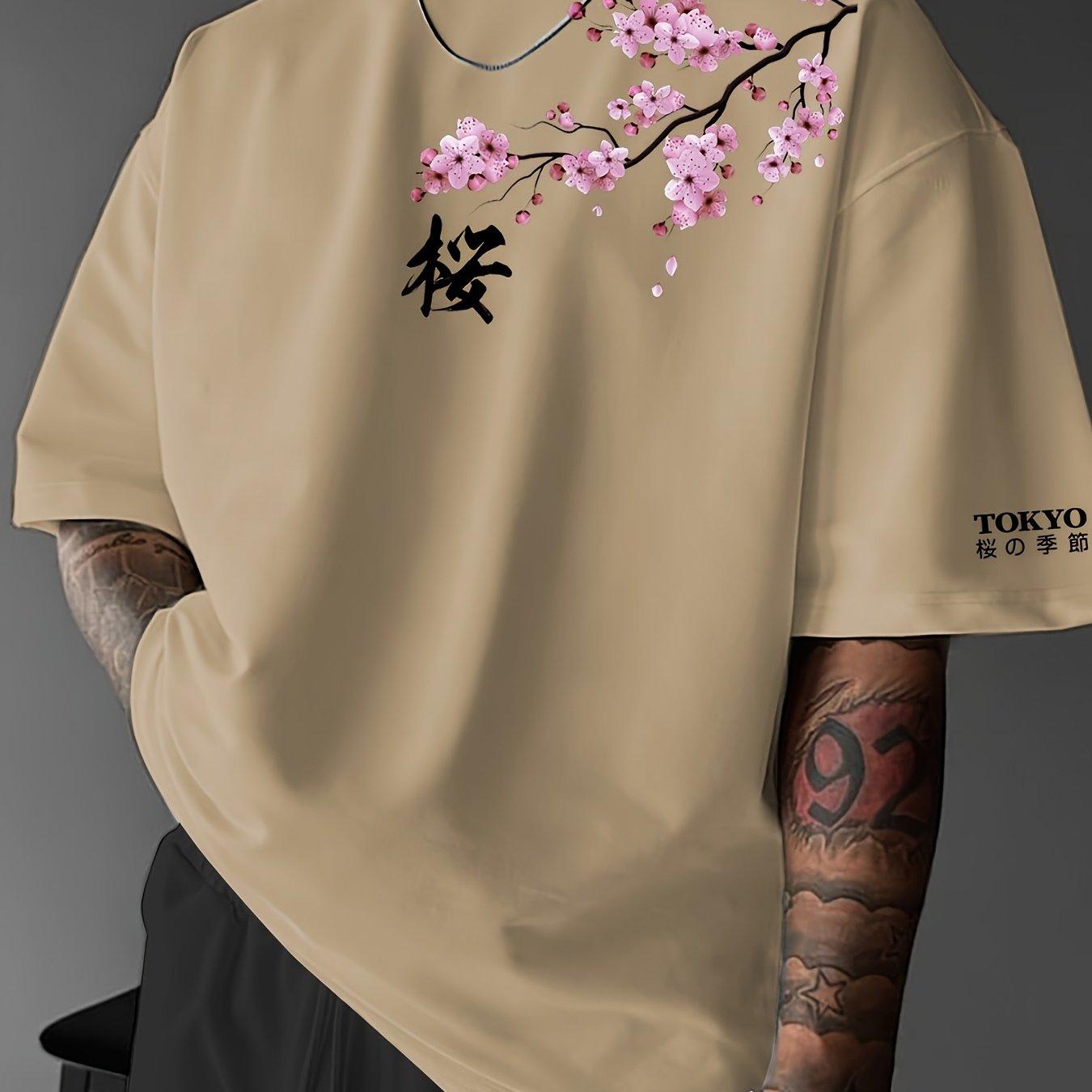 T-shirt à manches courtes pour homme, imprimé mode streetwear décontracté, motif fleurs de cerisier et éléments japonais. Haut confortable à col rond, idéal pour le printemps et l'été.