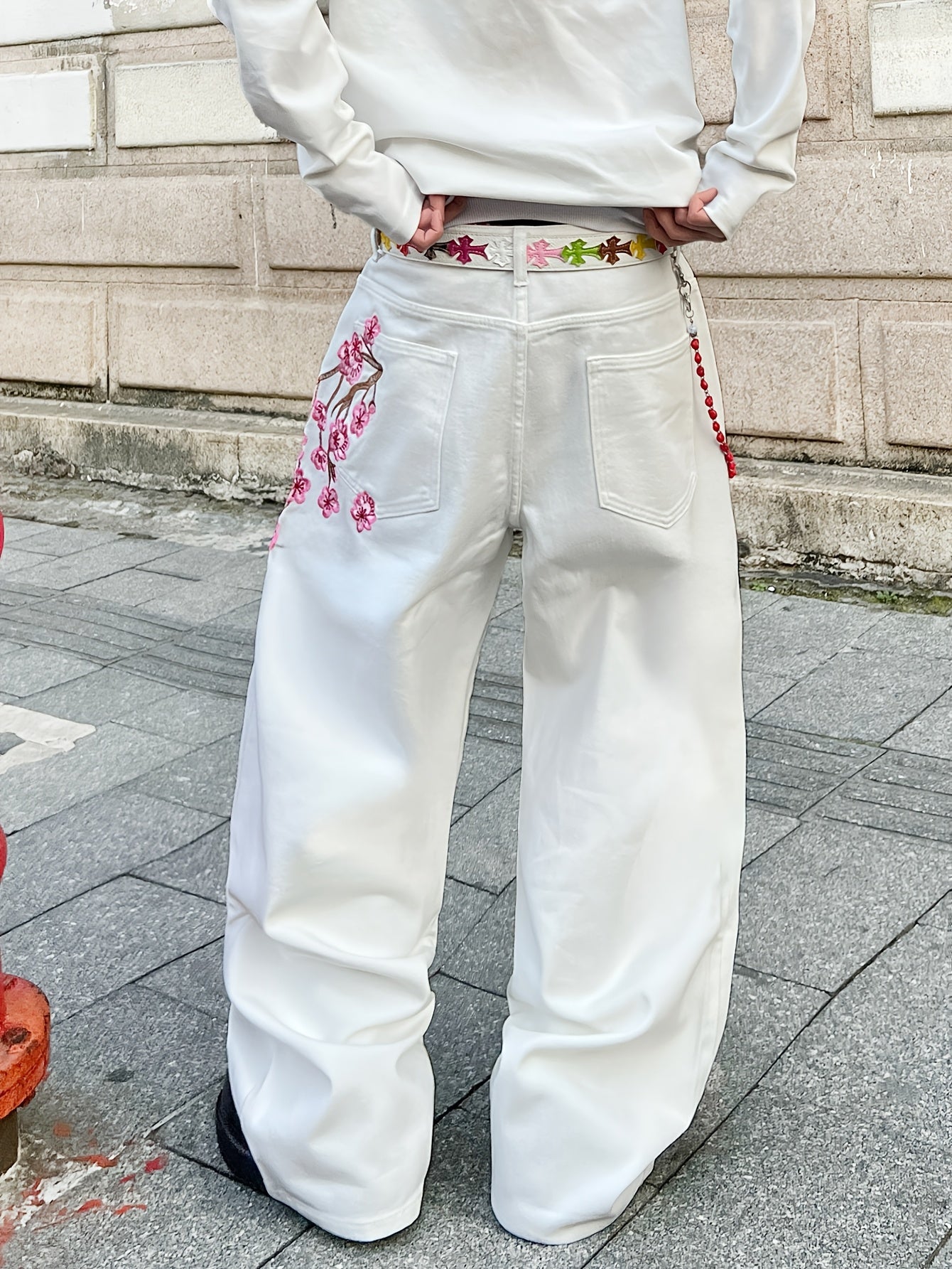 Jean blanc ample pour homme, orné de broderies artistiques de fleurs de prunier et d'une coupe droite décontractée d'inspiration workwear, style vintage casual. Pantalon en denim tendance Y2K hip-hop américain, à jambes larges et polyvalentes.