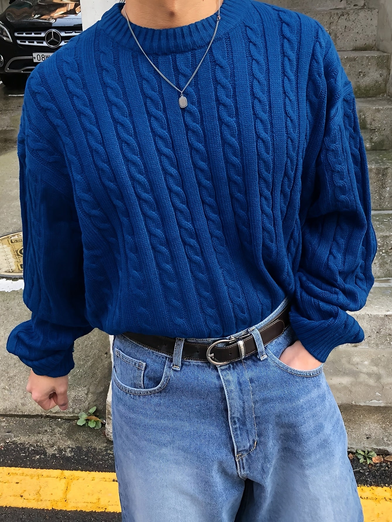 Pull unisexe automne/hiver style streetwear, en maille torsadée avec cordon de serrage, coupe ample et décontractée, col rond, épaules tombantes et manches longues.