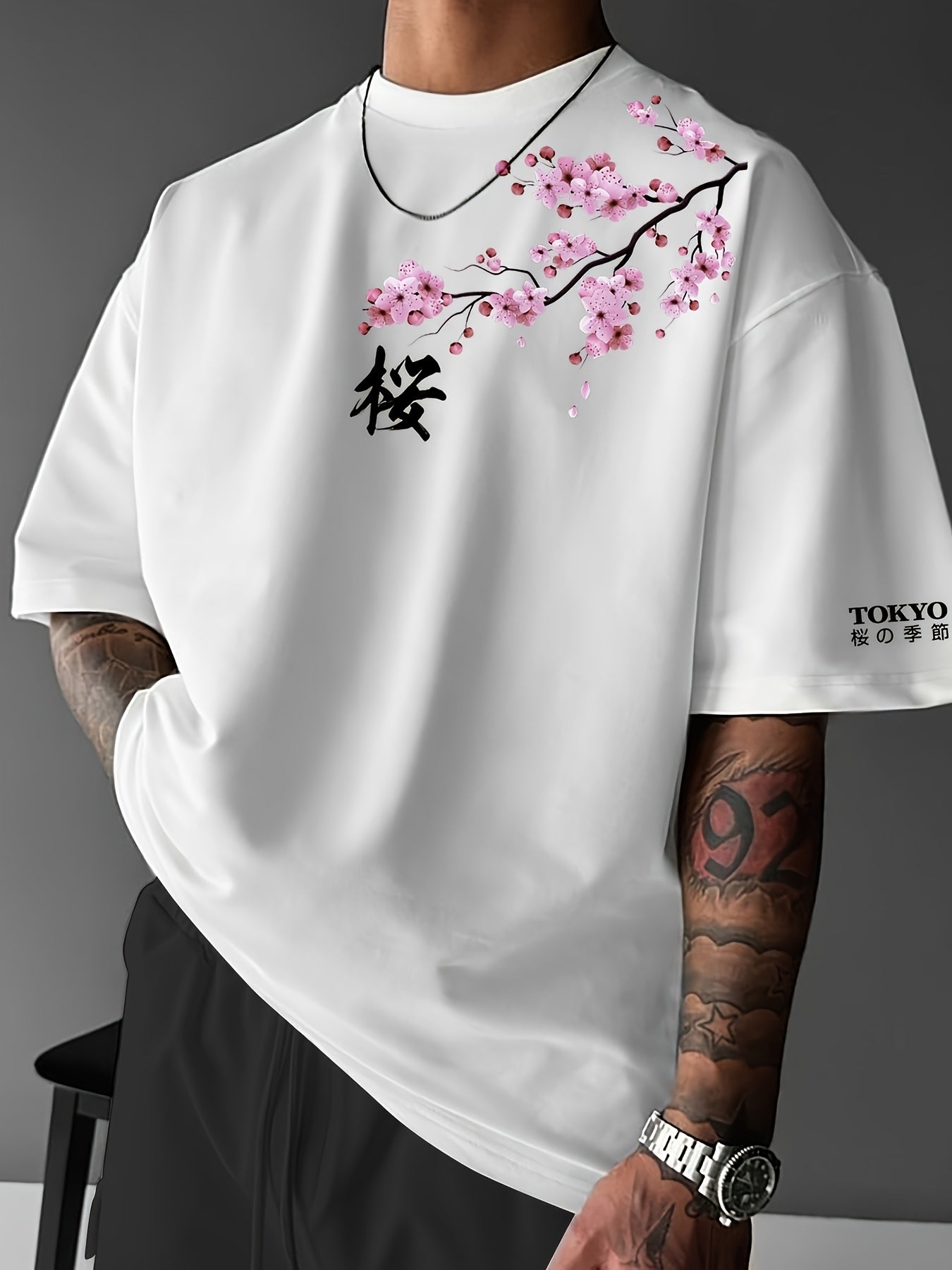 T-shirt à manches courtes pour homme, imprimé mode streetwear décontracté, motif fleurs de cerisier et éléments japonais. Haut confortable à col rond, idéal pour le printemps et l'été.