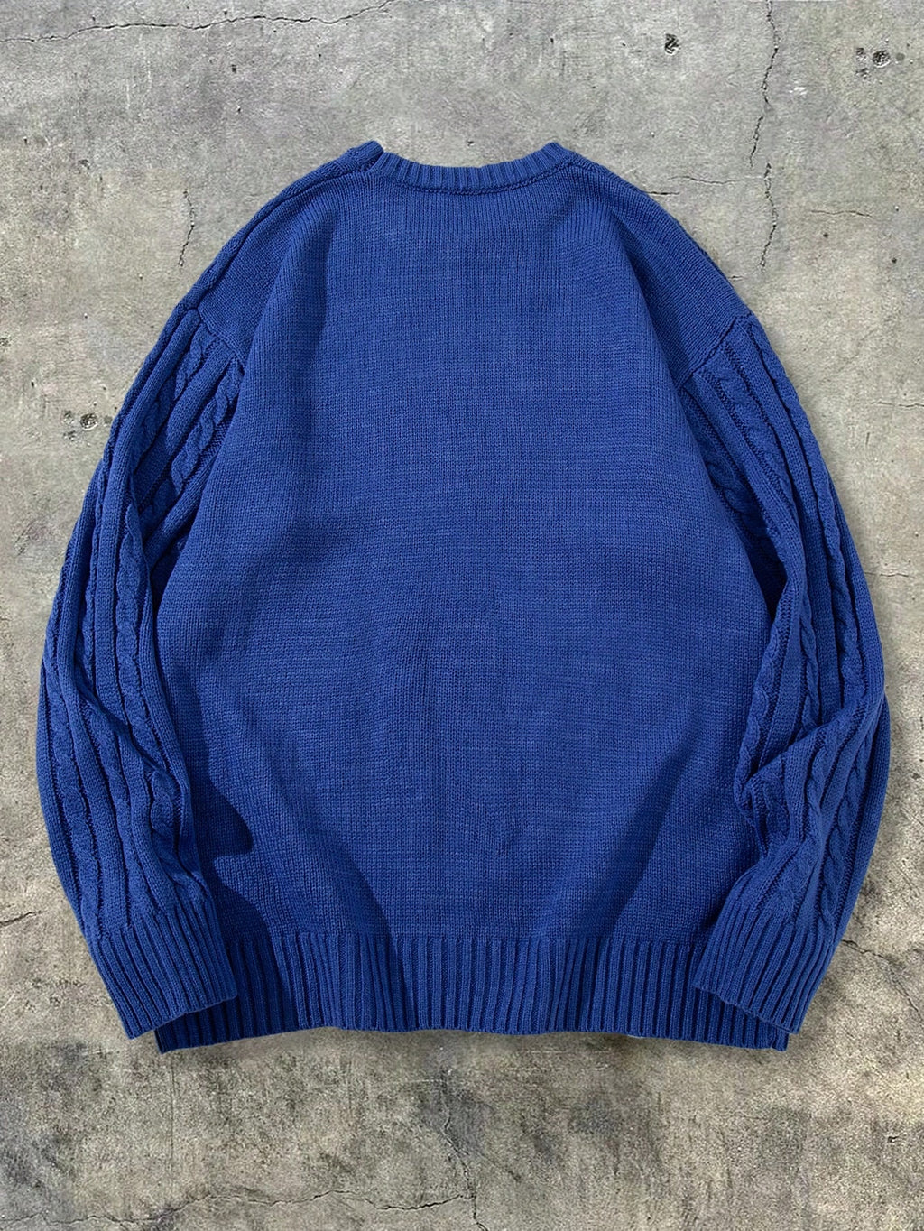 Pull unisexe automne/hiver style streetwear, en maille torsadée avec cordon de serrage, coupe ample et décontractée, col rond, épaules tombantes et manches longues.
