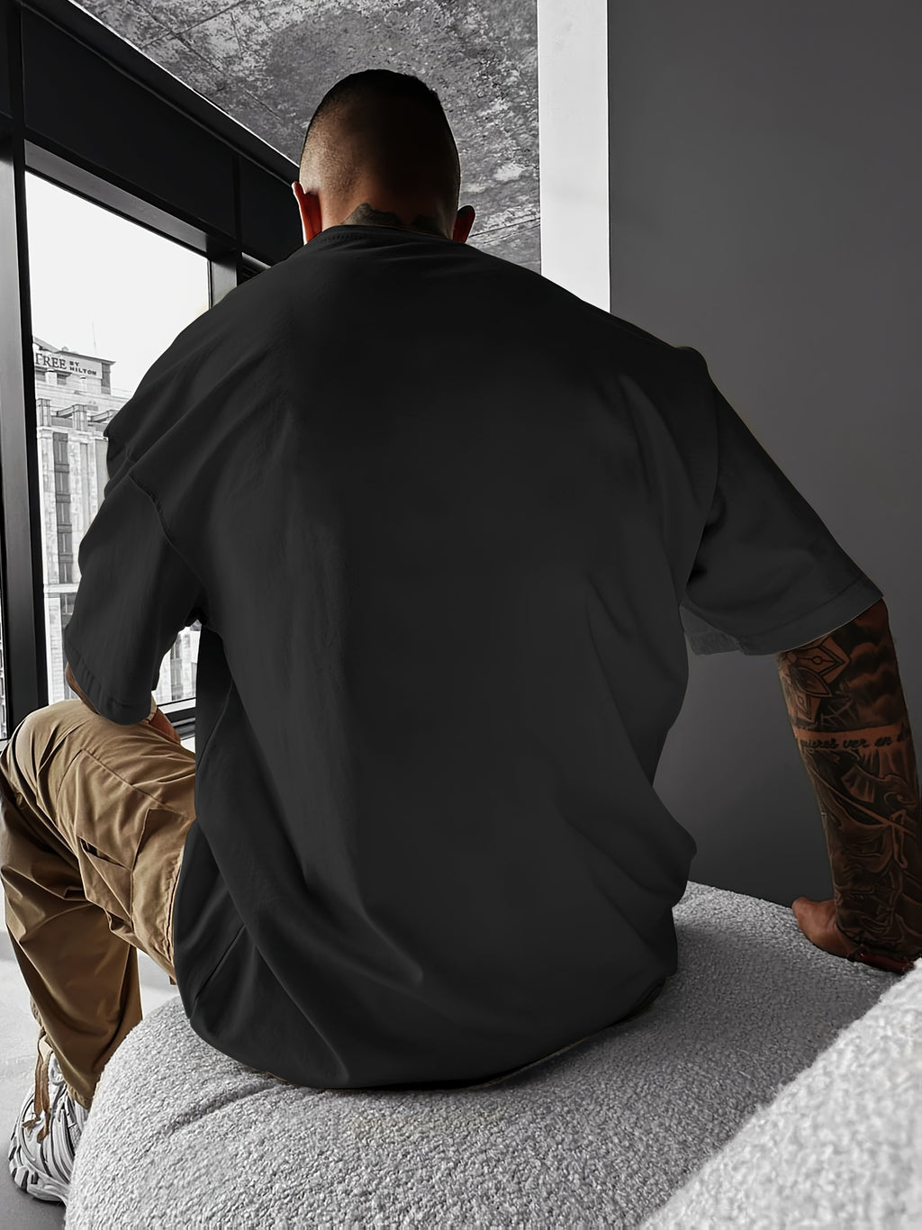 T-shirt à manches courtes pour homme, imprimé mode streetwear décontracté, motif fleurs de cerisier et éléments japonais. Haut confortable à col rond, idéal pour le printemps et l'été.