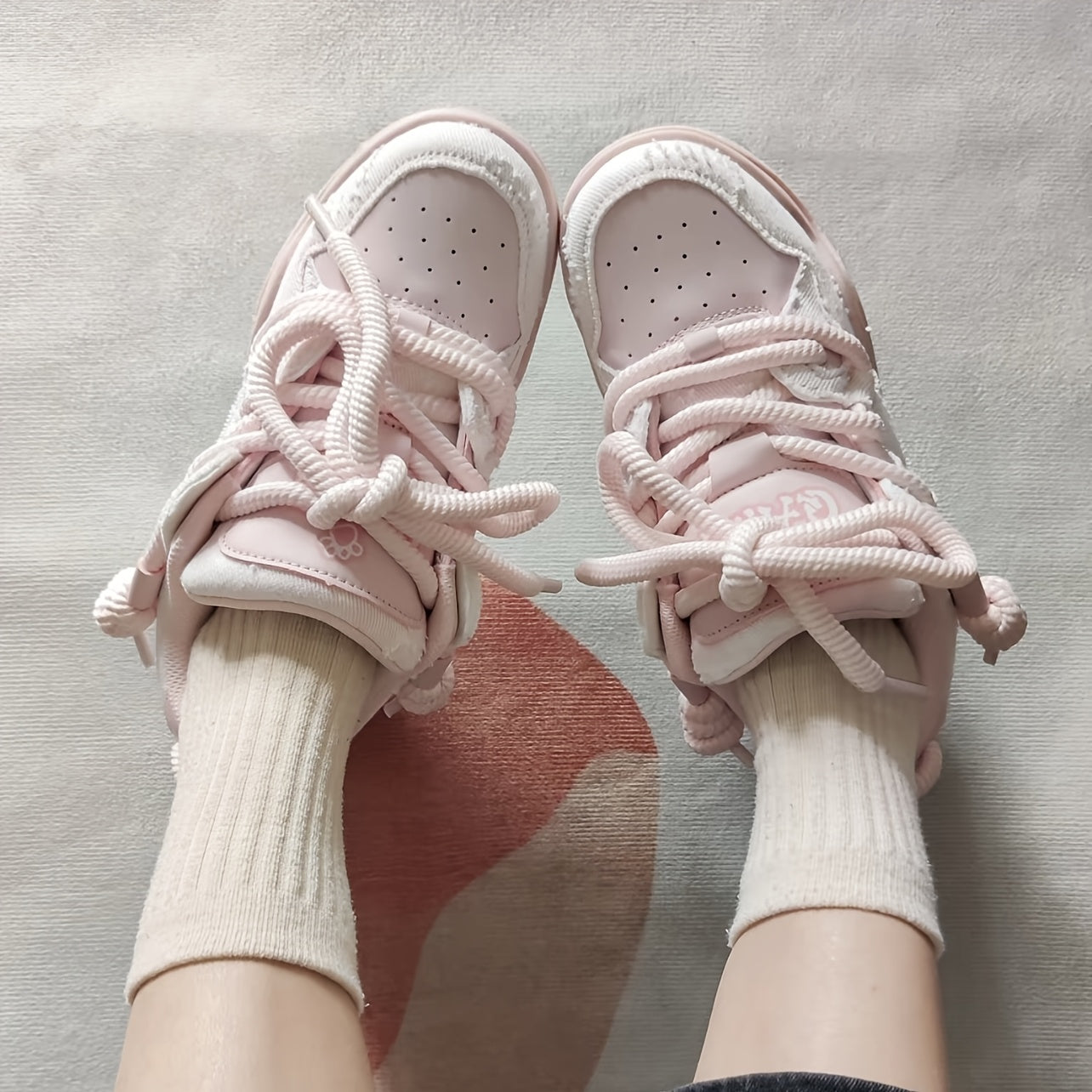 Baskets unisexes à semelle épaisse et plate, élégantes et polyvalentes, parfaites pour les sports de plein air et le fitness. Conçues spécifiquement pour le skateboard, ces chaussures tendance conviennent aussi bien à la rue qu'aux activités extérieures.