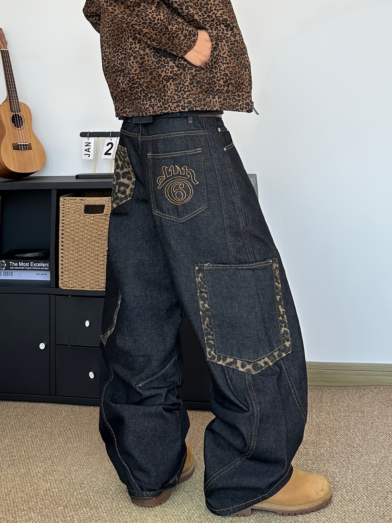 Pantalon en jean homme à imprimé léopard brodé | Coupe ample, style urbain, lettres brodées, grandes poches, tissu non extensible, toutes saisons