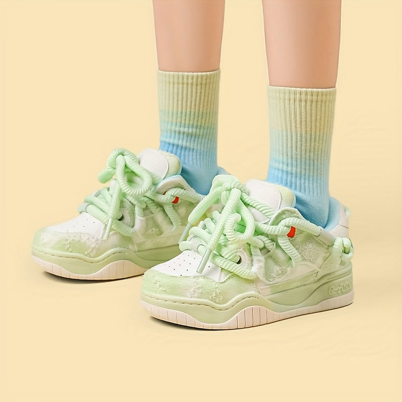 Baskets unisexes à semelle épaisse et plate, élégantes et polyvalentes, parfaites pour les sports de plein air et le fitness. Conçues spécifiquement pour le skateboard, ces chaussures tendance conviennent aussi bien à la rue qu'aux activités extérieures.