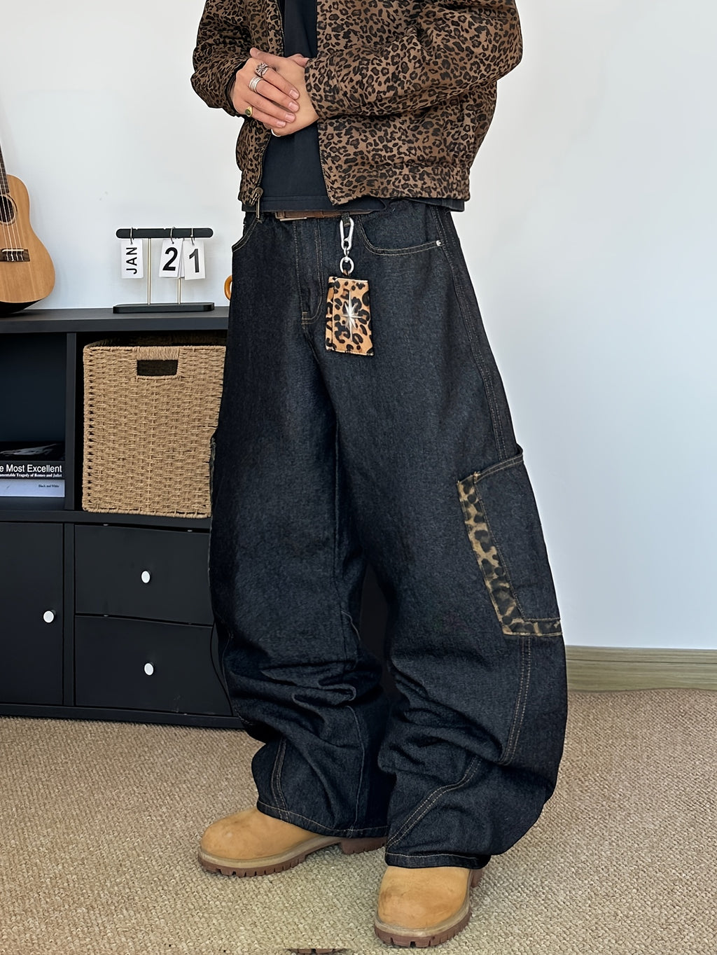 Pantalon en jean homme à imprimé léopard brodé | Coupe ample, style urbain, lettres brodées, grandes poches, tissu non extensible, toutes saisons
