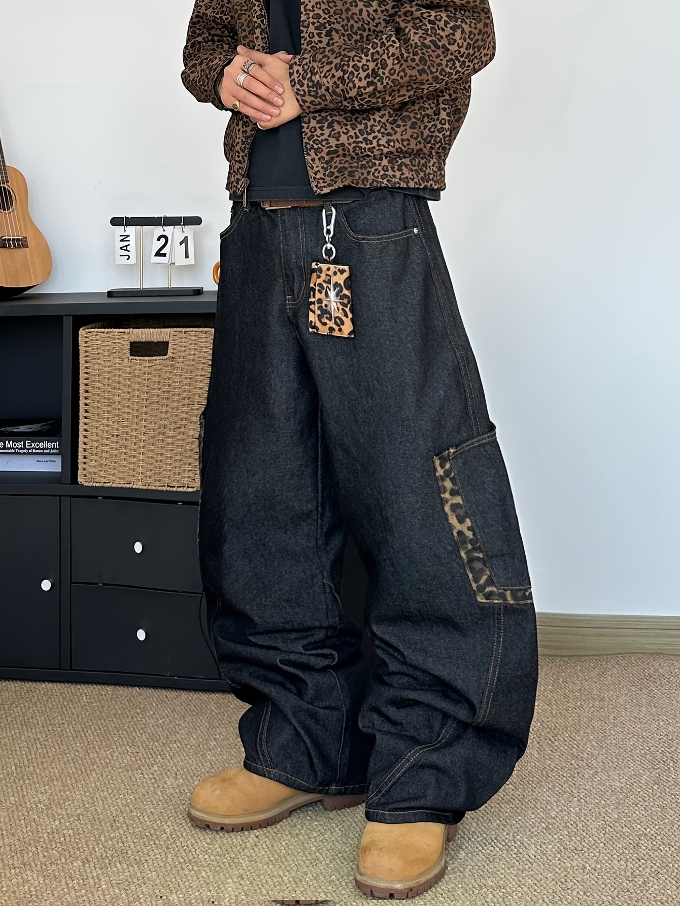 Pantalon en jean homme à imprimé léopard brodé | Coupe ample, style urbain, lettres brodées, grandes poches, tissu non extensible, toutes saisons