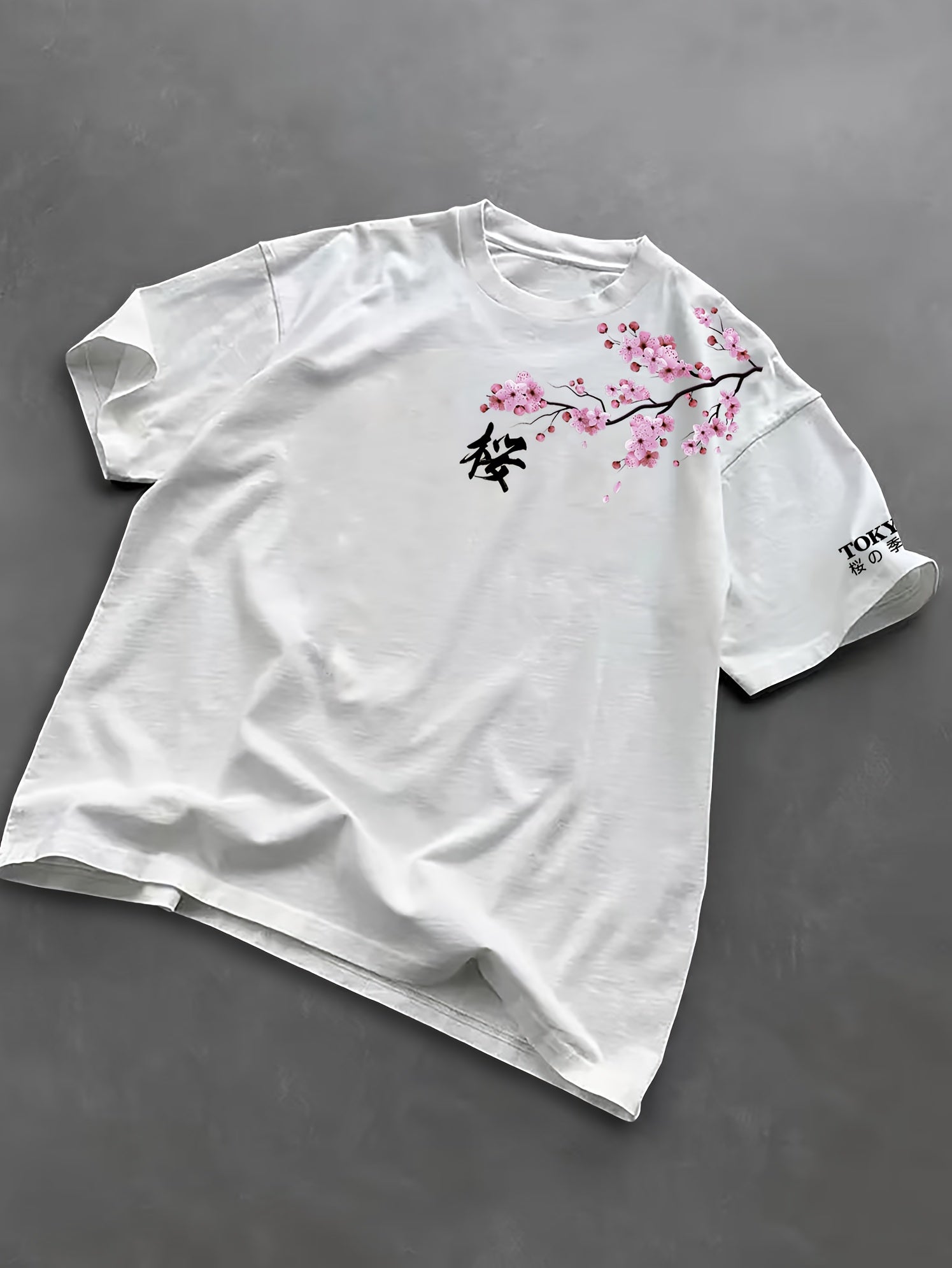 T-shirt à manches courtes pour homme, imprimé mode streetwear décontracté, motif fleurs de cerisier et éléments japonais. Haut confortable à col rond, idéal pour le printemps et l'été.