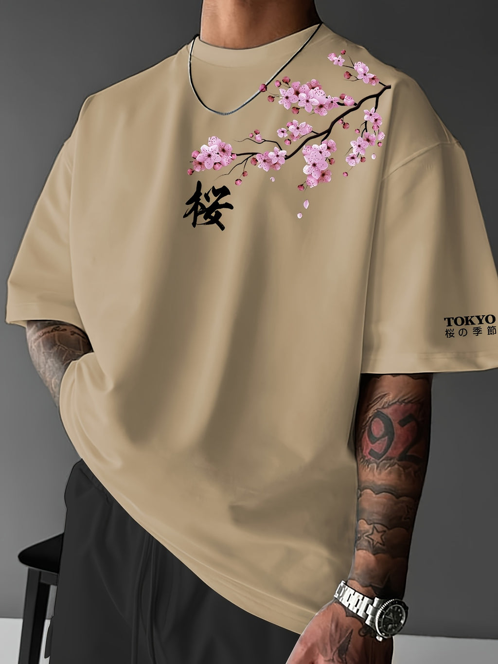 T-shirt à manches courtes pour homme, imprimé mode streetwear décontracté, motif fleurs de cerisier et éléments japonais. Haut confortable à col rond, idéal pour le printemps et l'été.