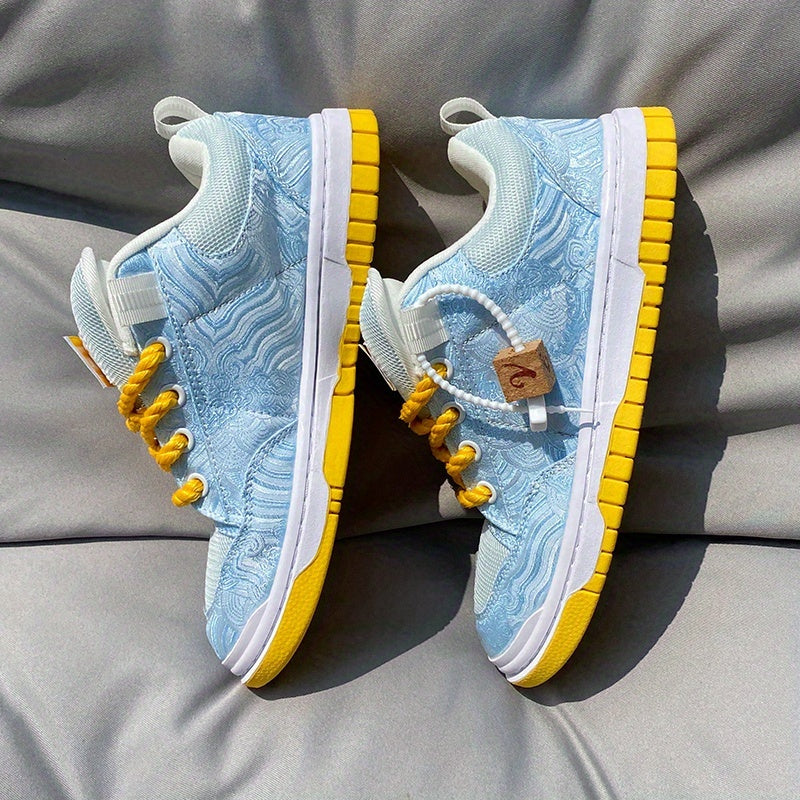 Mocassins bleu clair au design original avec languette épaisse, convenant aux hommes et aux femmes. Chaussures décontractées confortables et résistantes, chaussures tendance et polyvalentes, baskets basses mode pour l'automne et l'hiver.