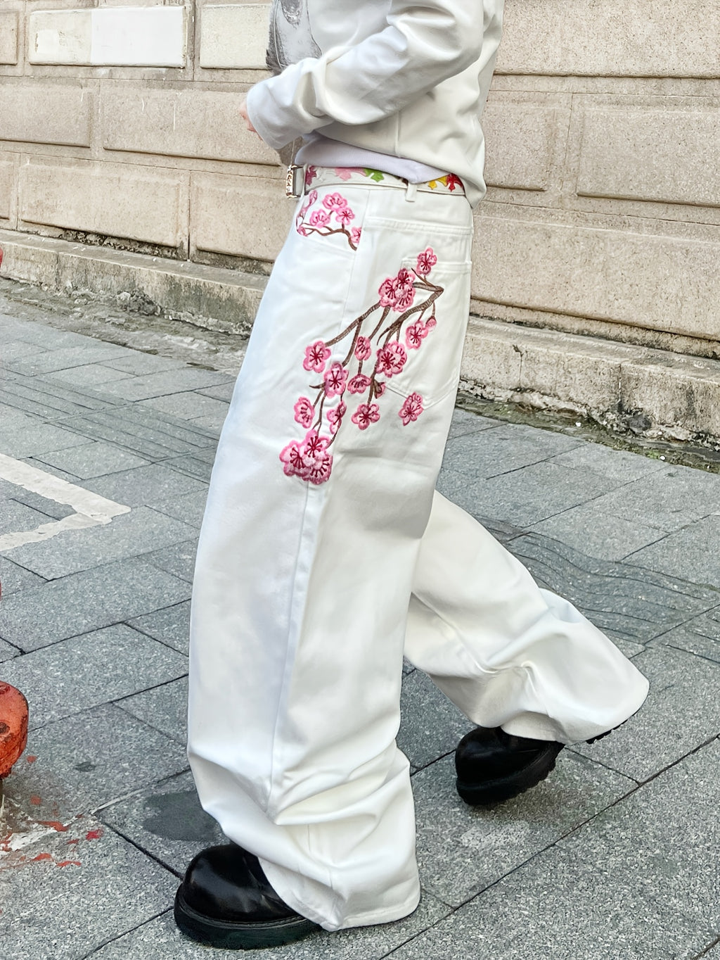 Jean blanc ample pour homme, orné de broderies artistiques de fleurs de prunier et d'une coupe droite décontractée d'inspiration workwear, style vintage casual. Pantalon en denim tendance Y2K hip-hop américain, à jambes larges et polyvalentes.