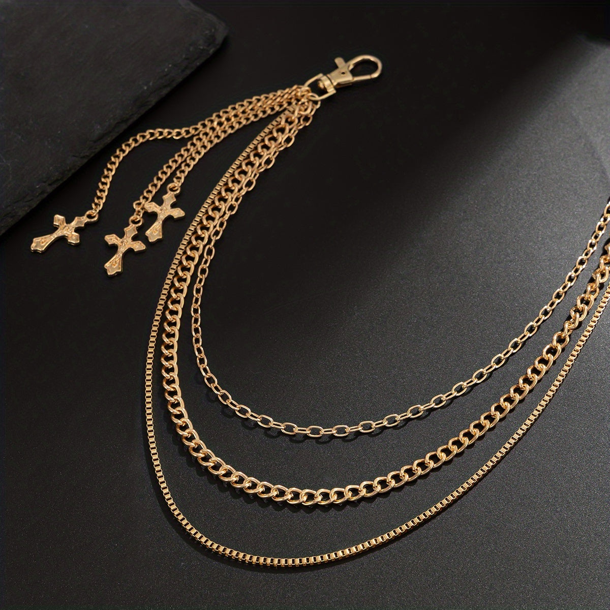 Chaîne de pantalon avec pendentif croix à trois rangs, style décontracté et minimaliste, arborant un design rétro tendance, idéal pour les soirées de tous les jours, ce qui en fait un cadeau polyvalent pour homme.