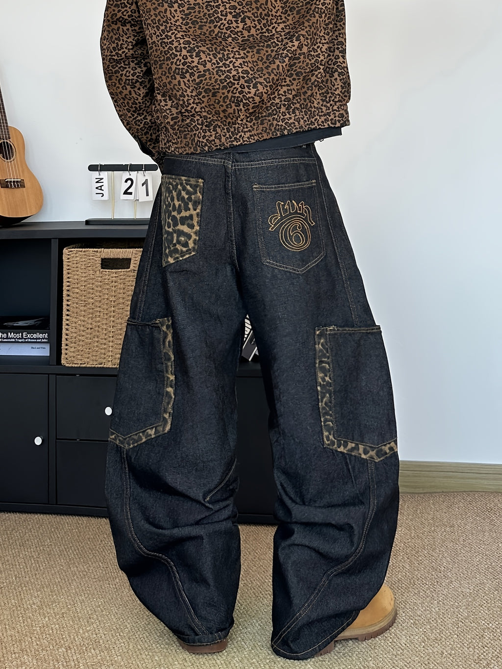 Pantalon en jean homme à imprimé léopard brodé | Coupe ample, style urbain, lettres brodées, grandes poches, tissu non extensible, toutes saisons
