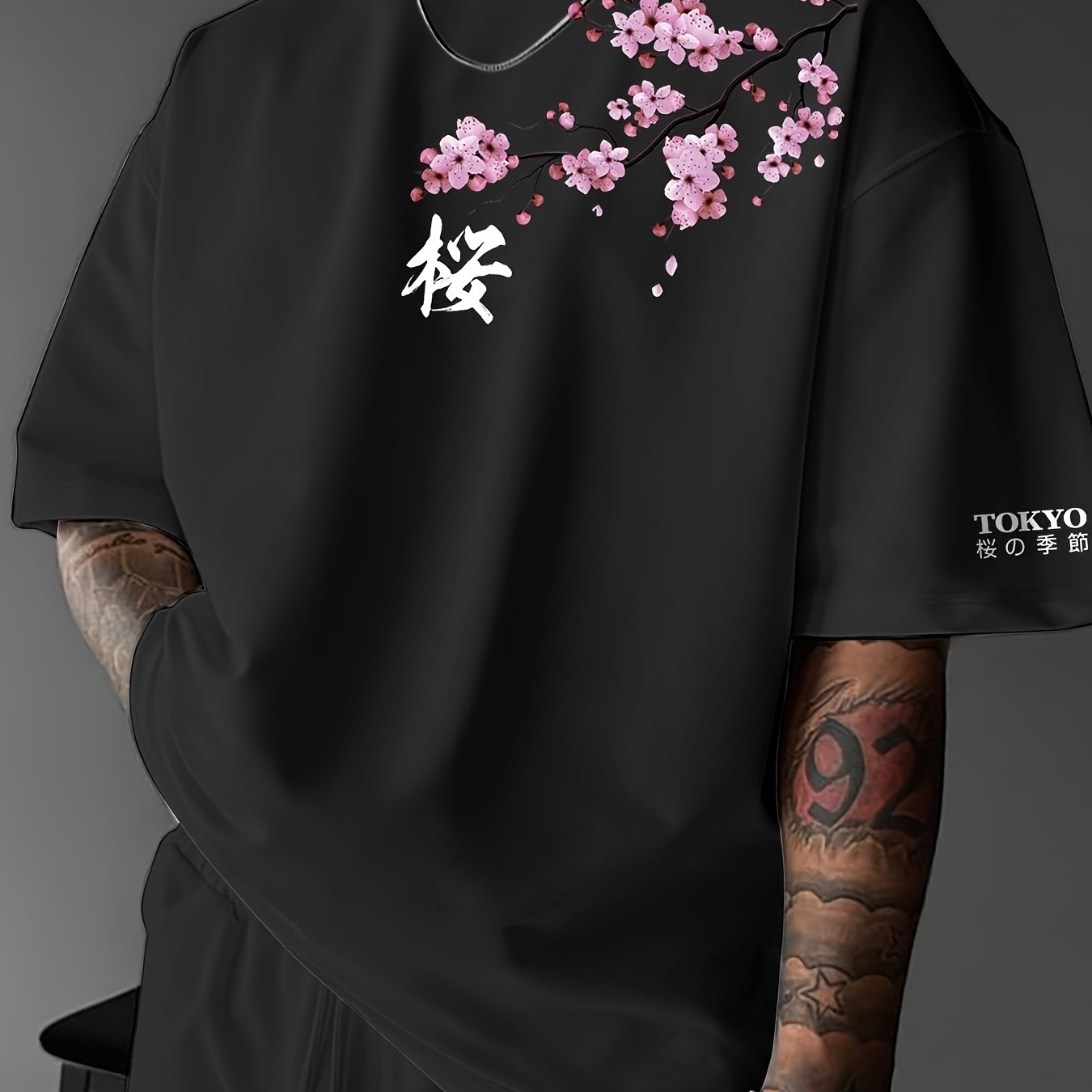 T-shirt à manches courtes pour homme, imprimé mode streetwear décontracté, motif fleurs de cerisier et éléments japonais. Haut confortable à col rond, idéal pour le printemps et l'été.
