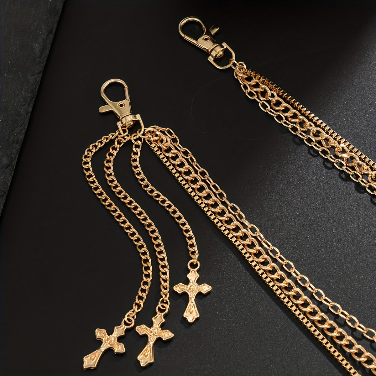 Chaîne de pantalon avec pendentif croix à trois rangs, style décontracté et minimaliste, arborant un design rétro tendance, idéal pour les soirées de tous les jours, ce qui en fait un cadeau polyvalent pour homme.