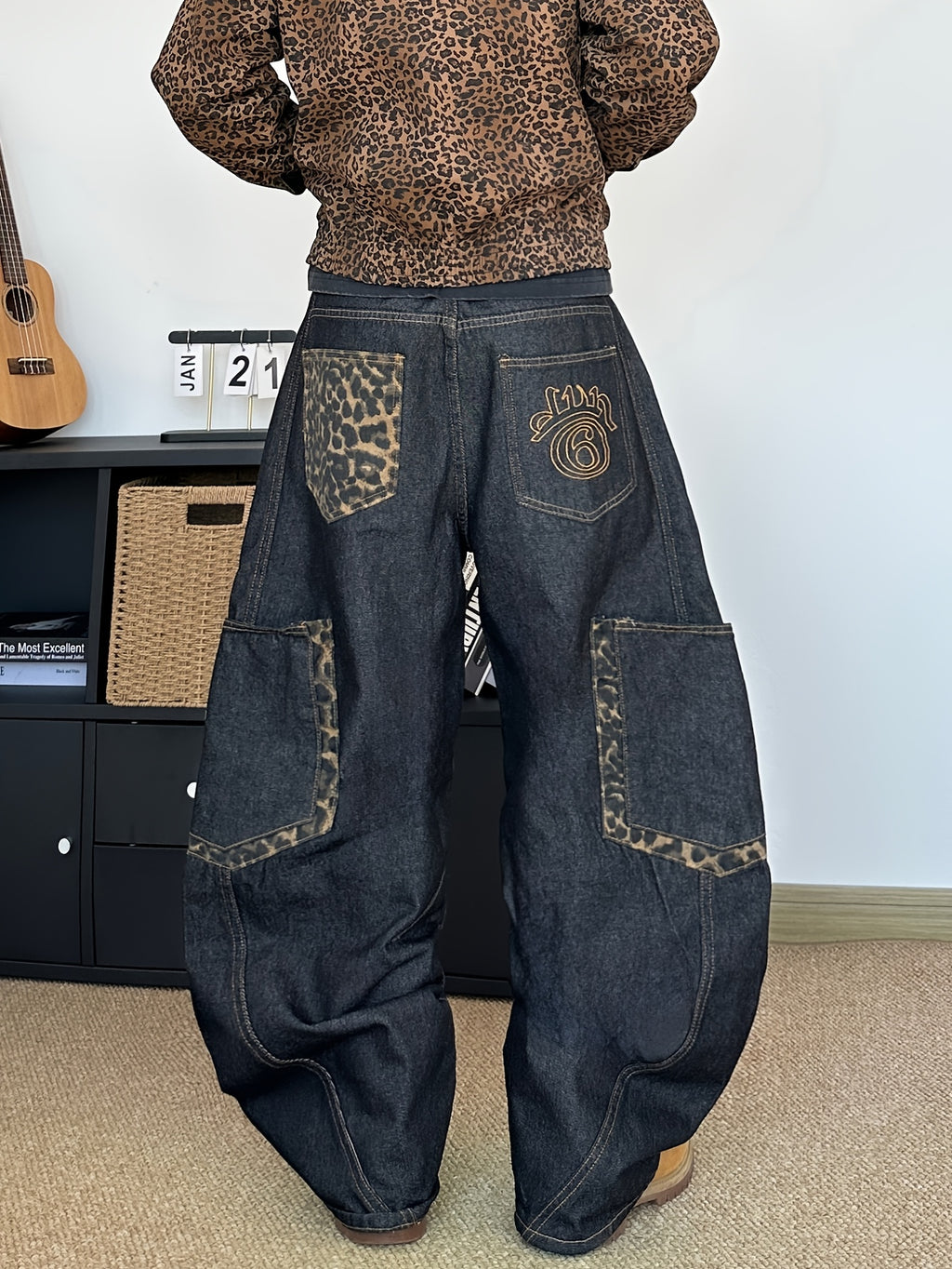 Pantalon en jean homme à imprimé léopard brodé | Coupe ample, style urbain, lettres brodées, grandes poches, tissu non extensible, toutes saisons