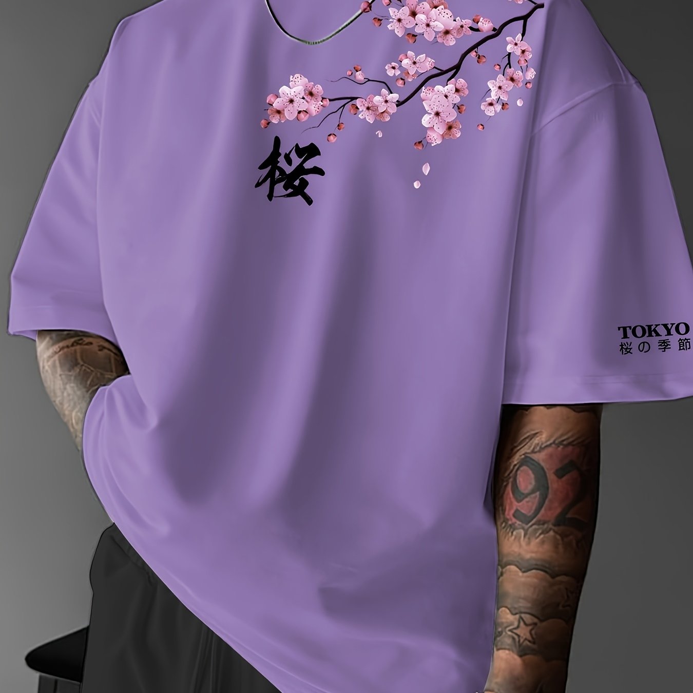 T-shirt à manches courtes pour homme, imprimé mode streetwear décontracté, motif fleurs de cerisier et éléments japonais. Haut confortable à col rond, idéal pour le printemps et l'été.