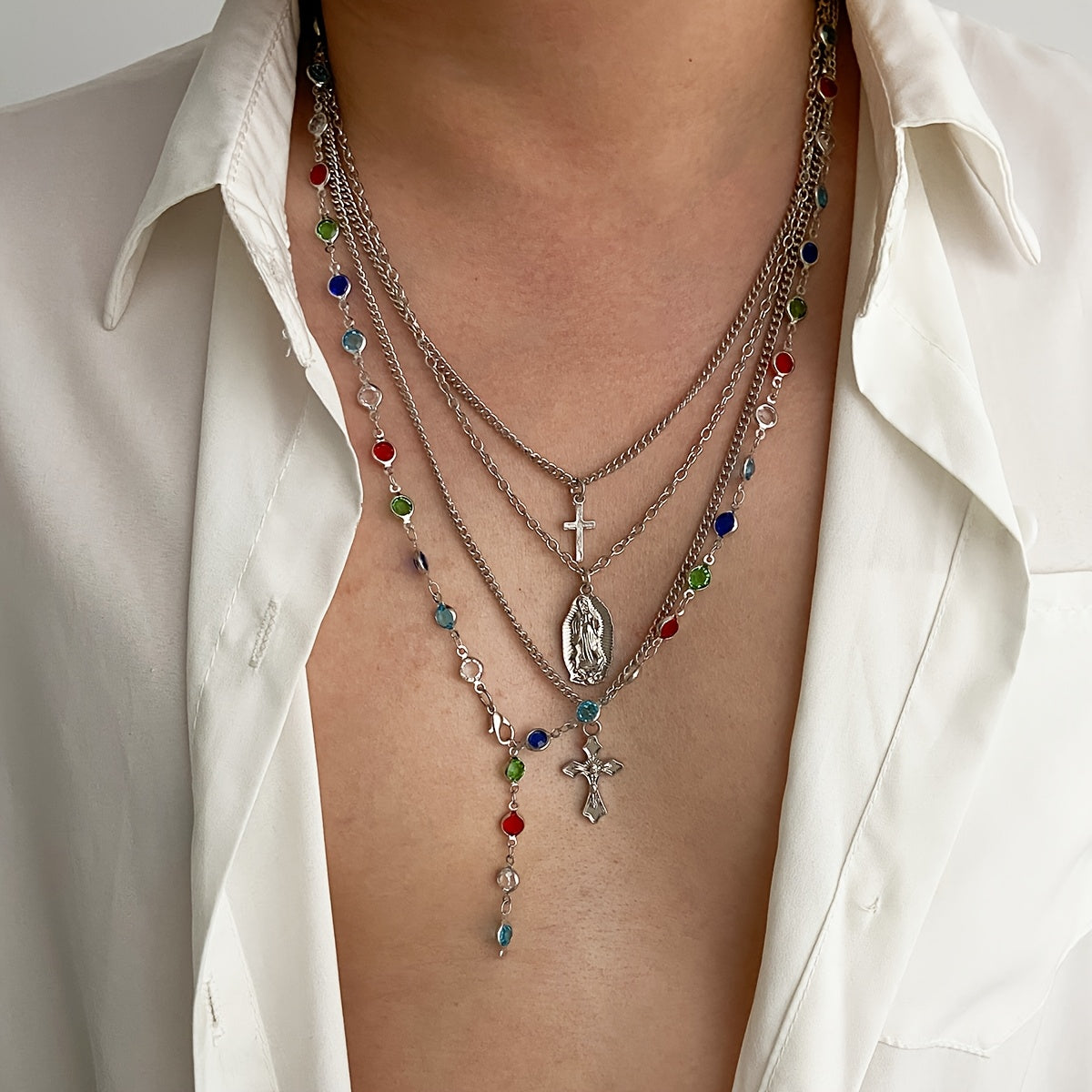 Ensemble de 4 colliers croix hip-hop tendance et originaux, ornés de cristaux synthétiques multicolores, parfaits pour compléter une tenue décontractée masculine, pour les couples ou comme cadeaux de Noël.