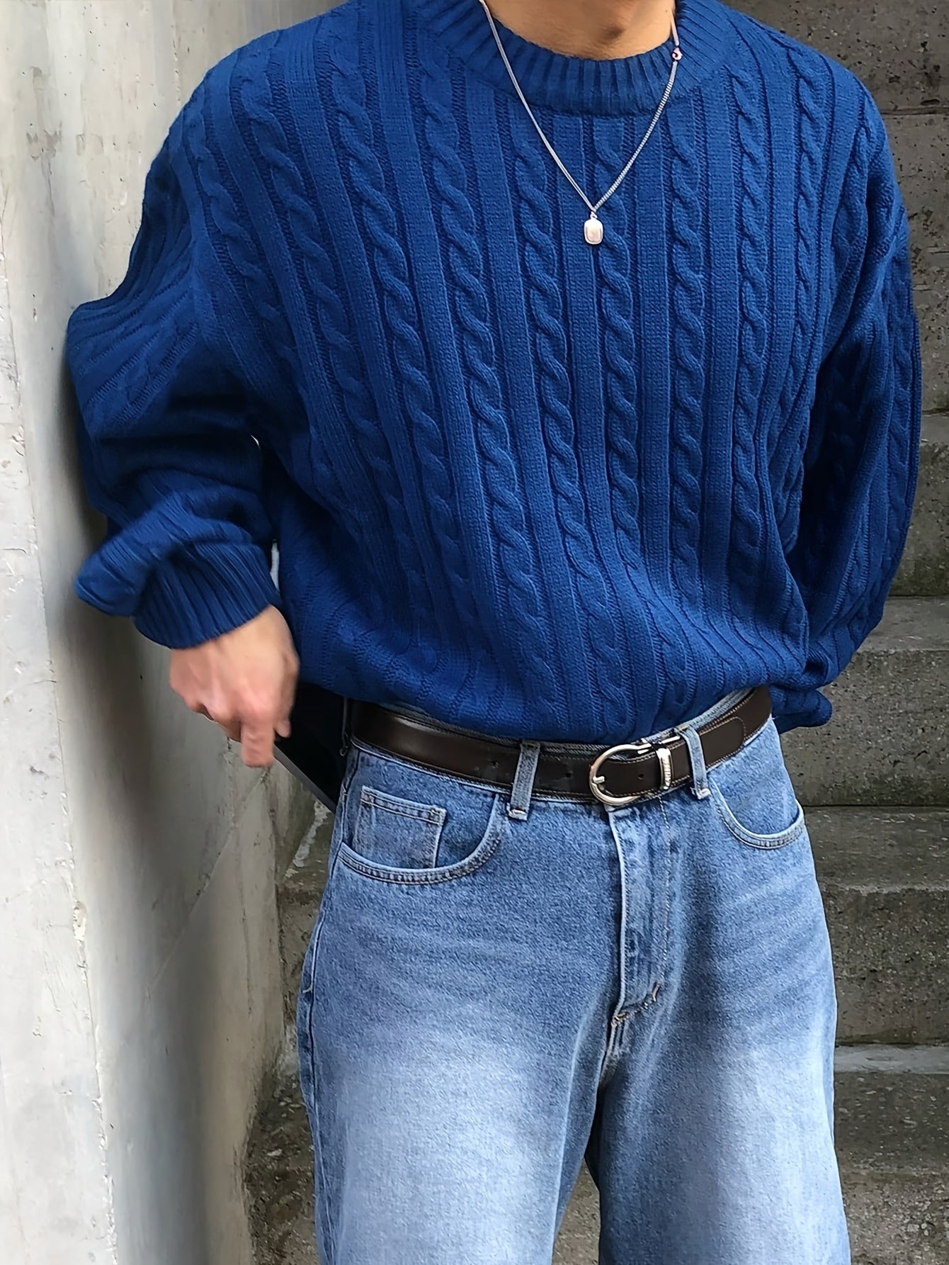 Pull unisexe automne/hiver style streetwear, en maille torsadée avec cordon de serrage, coupe ample et décontractée, col rond, épaules tombantes et manches longues.
