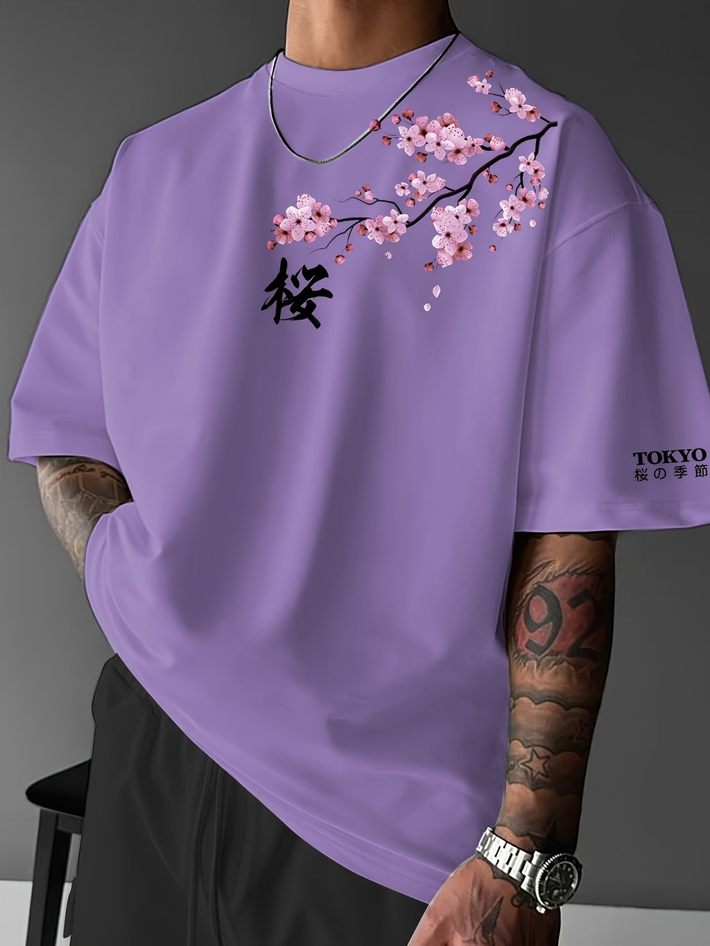 T-shirt à manches courtes pour homme, imprimé mode streetwear décontracté, motif fleurs de cerisier et éléments japonais. Haut confortable à col rond, idéal pour le printemps et l'été.