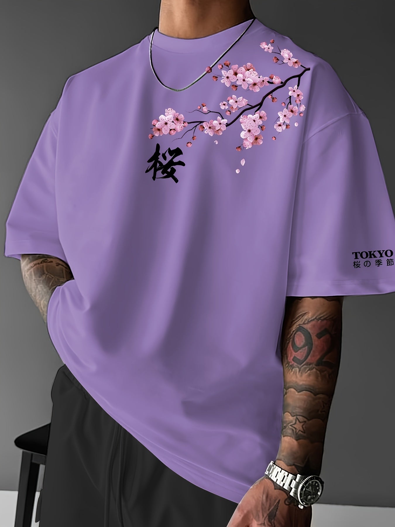 T-shirt à manches courtes pour homme, imprimé mode streetwear décontracté, motif fleurs de cerisier et éléments japonais. Haut confortable à col rond, idéal pour le printemps et l'été.