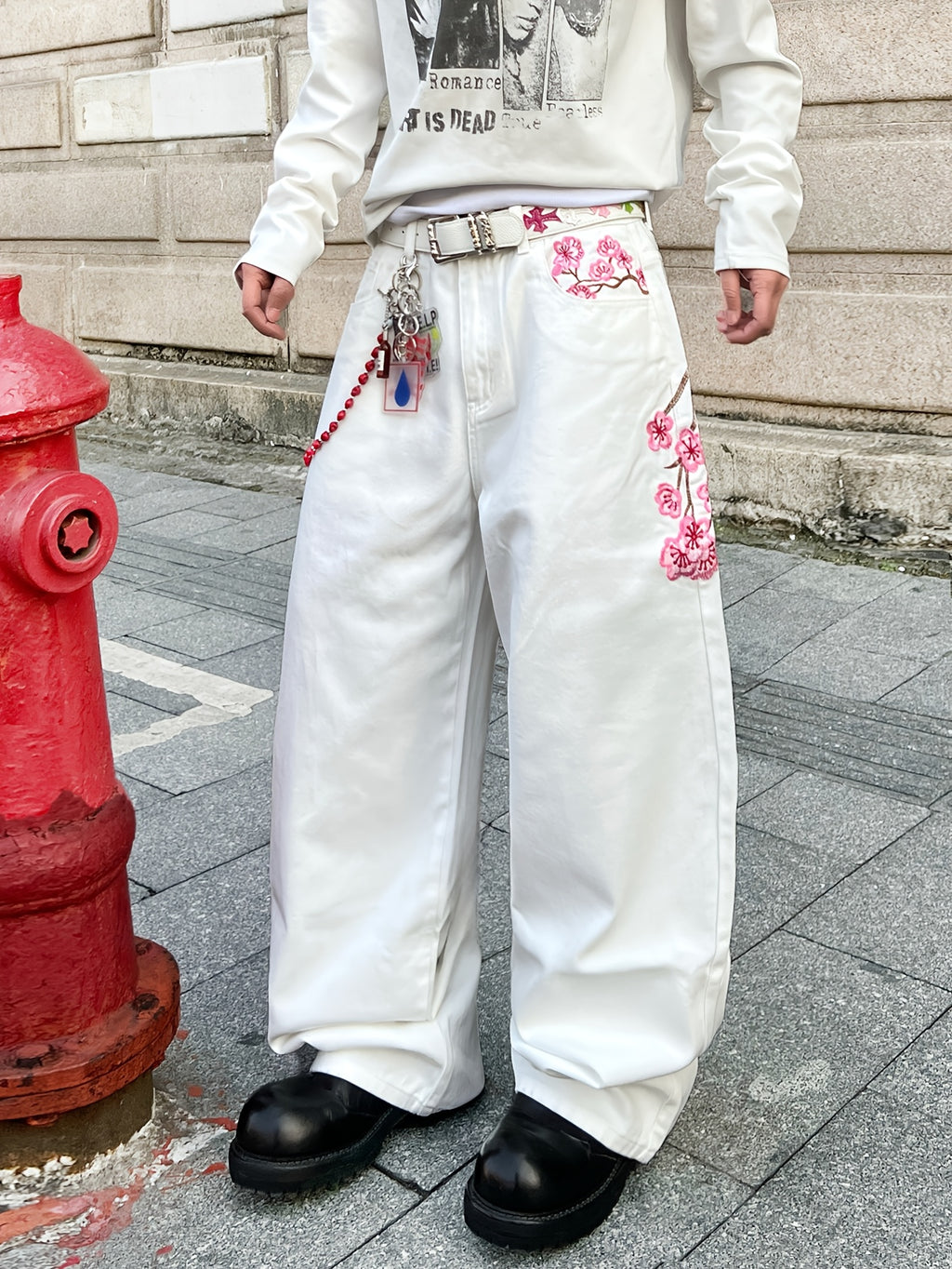 Jean blanc ample pour homme, orné de broderies artistiques de fleurs de prunier et d'une coupe droite décontractée d'inspiration workwear, style vintage casual. Pantalon en denim tendance Y2K hip-hop américain, à jambes larges et polyvalentes.