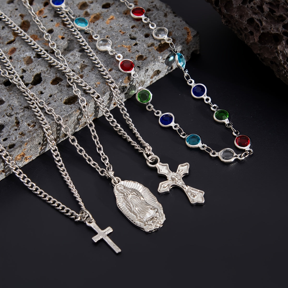 Ensemble de 4 colliers croix hip-hop tendance et originaux, ornés de cristaux synthétiques multicolores, parfaits pour compléter une tenue décontractée masculine, pour les couples ou comme cadeaux de Noël.