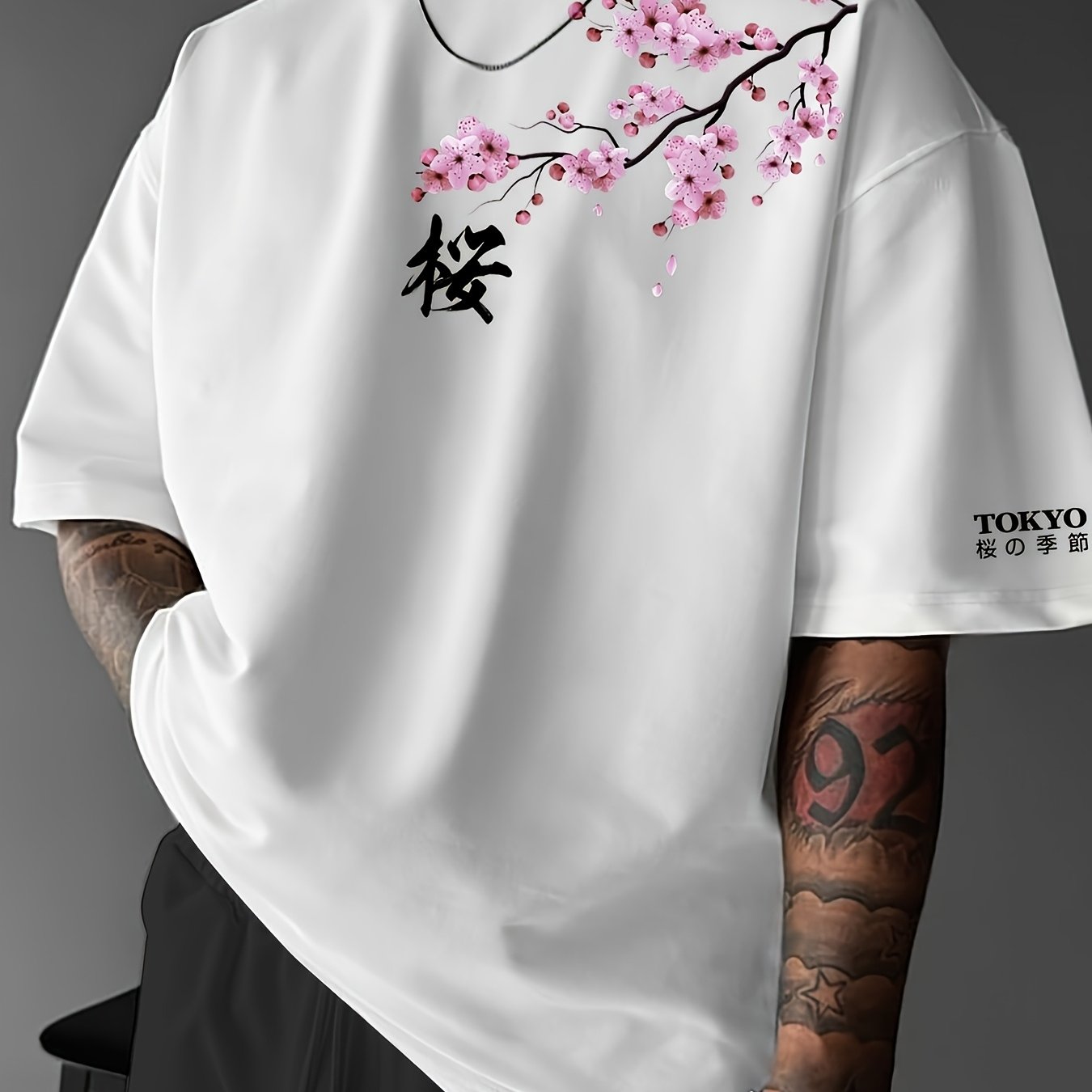 T-shirt à manches courtes pour homme, imprimé mode streetwear décontracté, motif fleurs de cerisier et éléments japonais. Haut confortable à col rond, idéal pour le printemps et l'été.