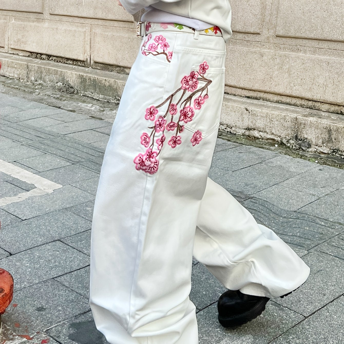 Jean blanc ample pour homme, orné de broderies artistiques de fleurs de prunier et d'une coupe droite décontractée d'inspiration workwear, style vintage casual. Pantalon en denim tendance Y2K hip-hop américain, à jambes larges et polyvalentes.