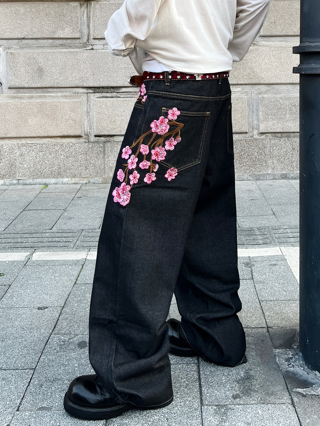 Jean ample en denim brodé de fleurs de prunier, style vintage américain | Mode urbaine, unisexe, noir, tissu non extensible, longueur standard, poches, toutes saisons