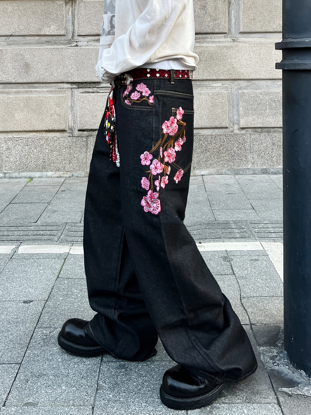 Jean ample en denim brodé de fleurs de prunier, style vintage américain | Mode urbaine, unisexe, noir, tissu non extensible, longueur standard, poches, toutes saisons