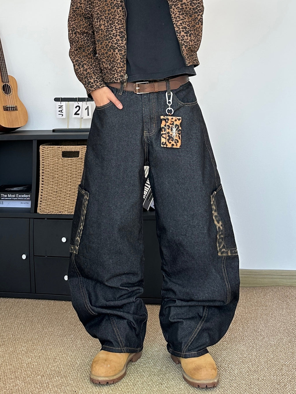 Pantalon en jean homme à imprimé léopard brodé | Coupe ample, style urbain, lettres brodées, grandes poches, tissu non extensible, toutes saisons
