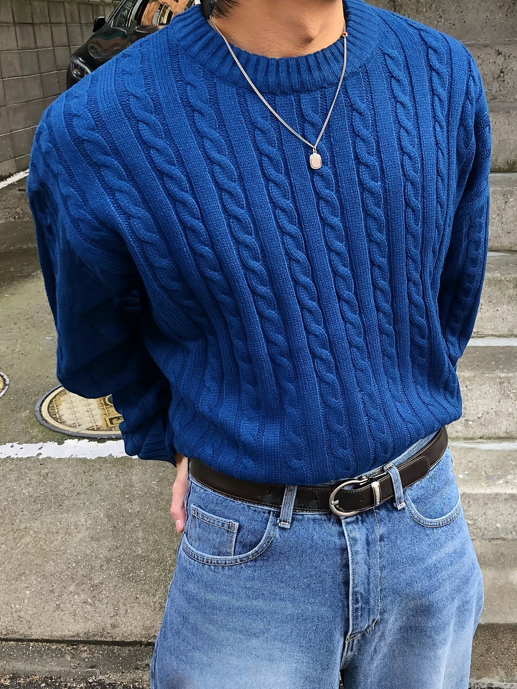 Pull unisexe automne/hiver style streetwear, en maille torsadée avec cordon de serrage, coupe ample et décontractée, col rond, épaules tombantes et manches longues.