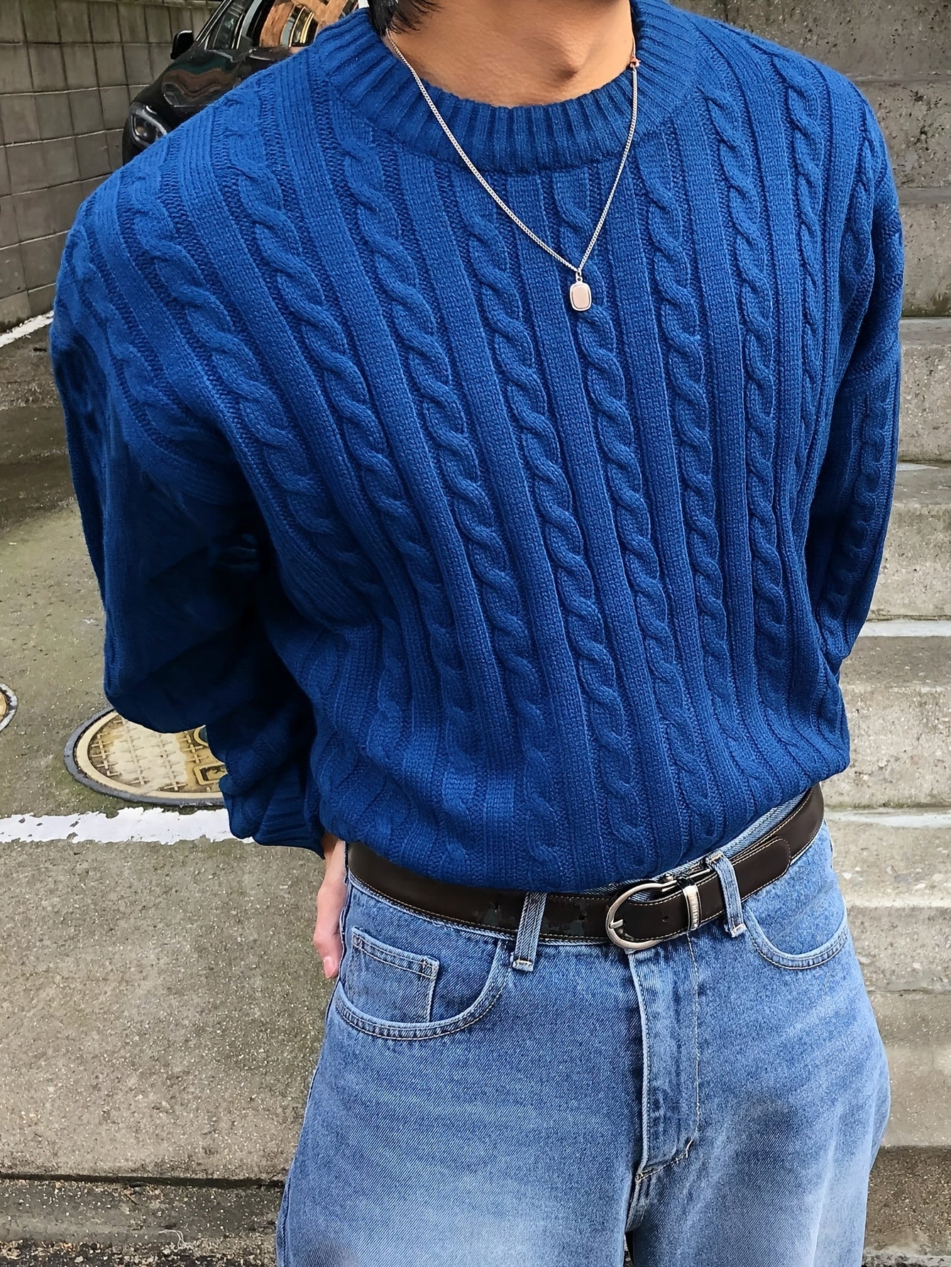 Pull unisexe automne/hiver style streetwear, en maille torsadée avec cordon de serrage, coupe ample et décontractée, col rond, épaules tombantes et manches longues.