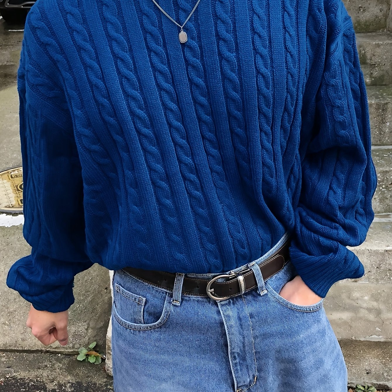 Pull unisexe automne/hiver style streetwear, en maille torsadée avec cordon de serrage, coupe ample et décontractée, col rond, épaules tombantes et manches longues.