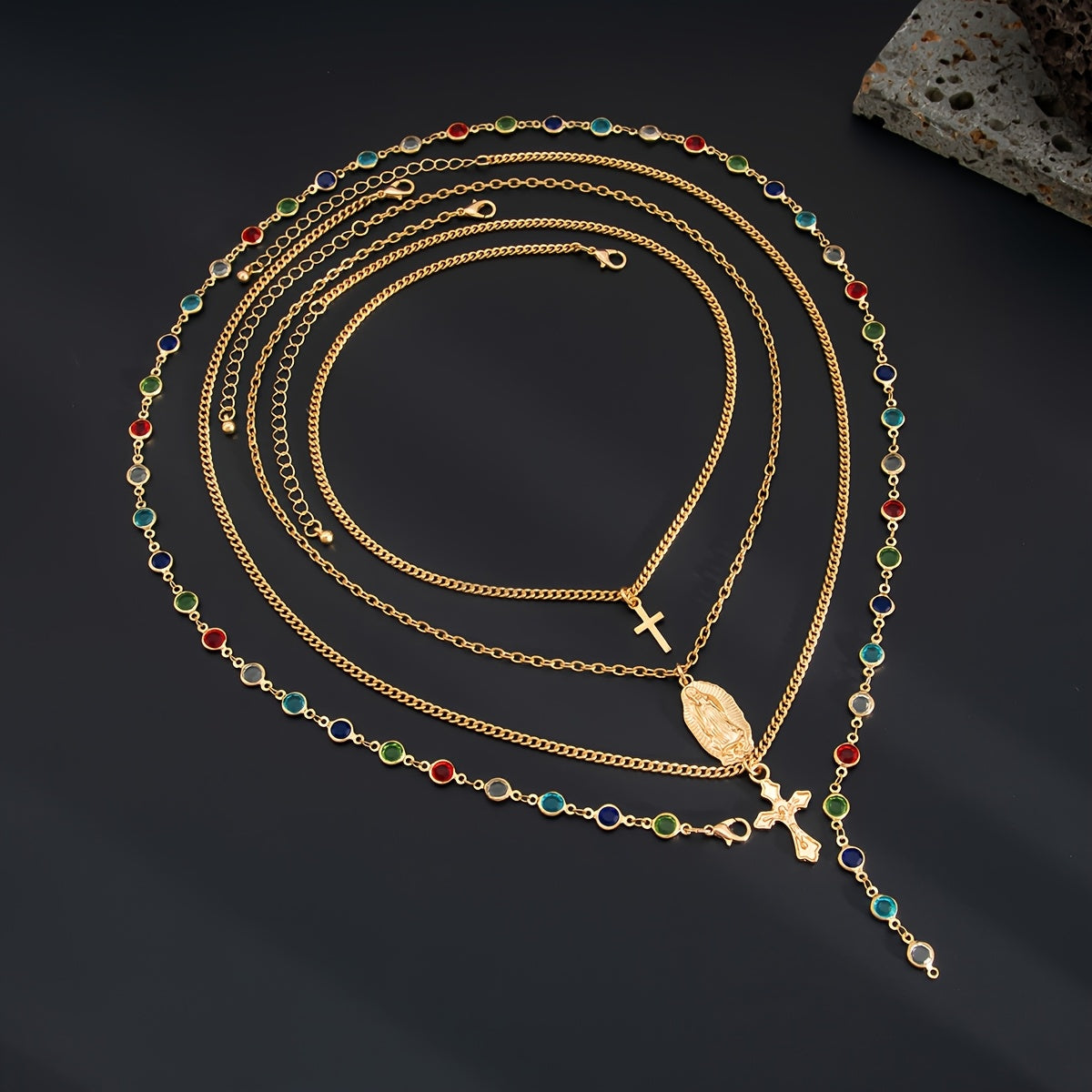 Ensemble de 4 colliers croix hip-hop tendance et originaux, ornés de cristaux synthétiques multicolores, parfaits pour compléter une tenue décontractée masculine, pour les couples ou comme cadeaux de Noël.