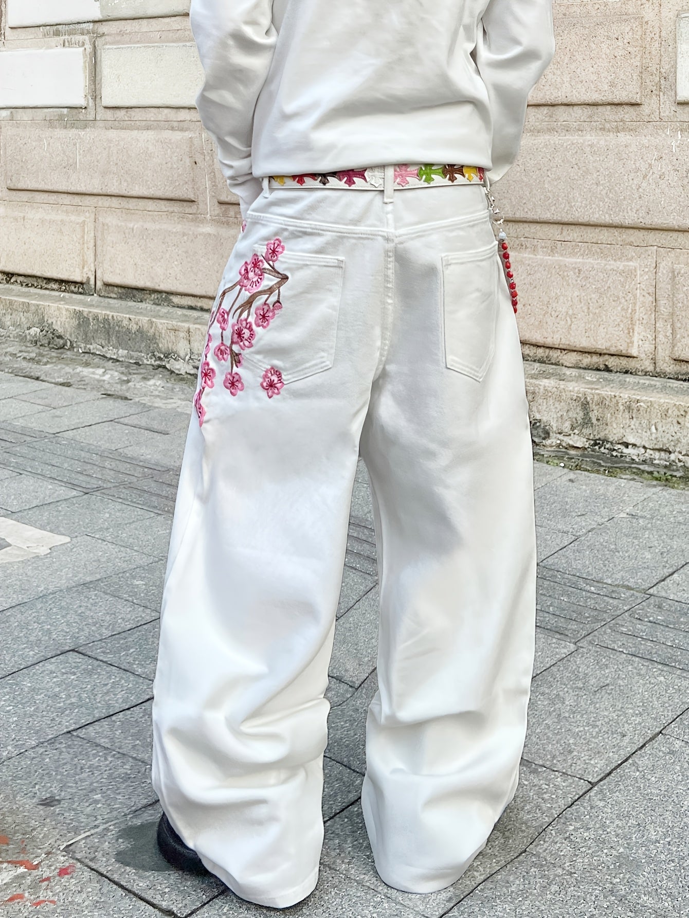 Jean blanc ample pour homme, orné de broderies artistiques de fleurs de prunier et d'une coupe droite décontractée d'inspiration workwear, style vintage casual. Pantalon en denim tendance Y2K hip-hop américain, à jambes larges et polyvalentes.