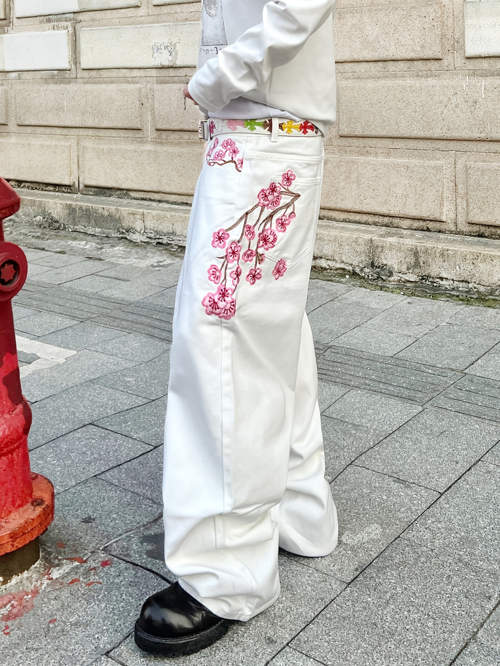 Jean blanc ample pour homme, orné de broderies artistiques de fleurs de prunier et d'une coupe droite décontractée d'inspiration workwear, style vintage casual. Pantalon en denim tendance Y2K hip-hop américain, à jambes larges et polyvalentes.