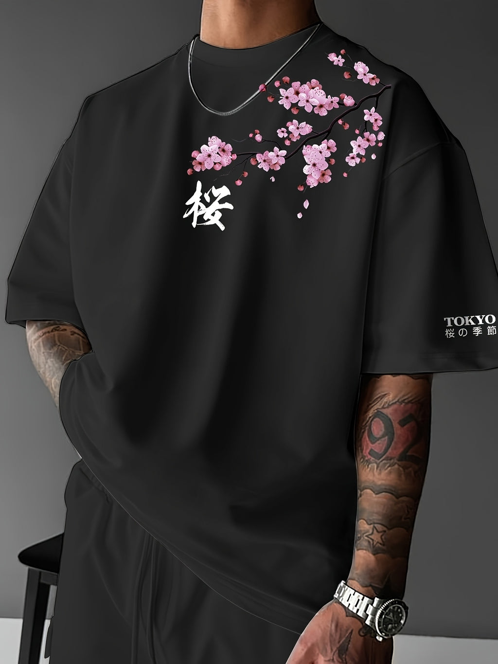 T-shirt à manches courtes pour homme, imprimé mode streetwear décontracté, motif fleurs de cerisier et éléments japonais. Haut confortable à col rond, idéal pour le printemps et l'été.