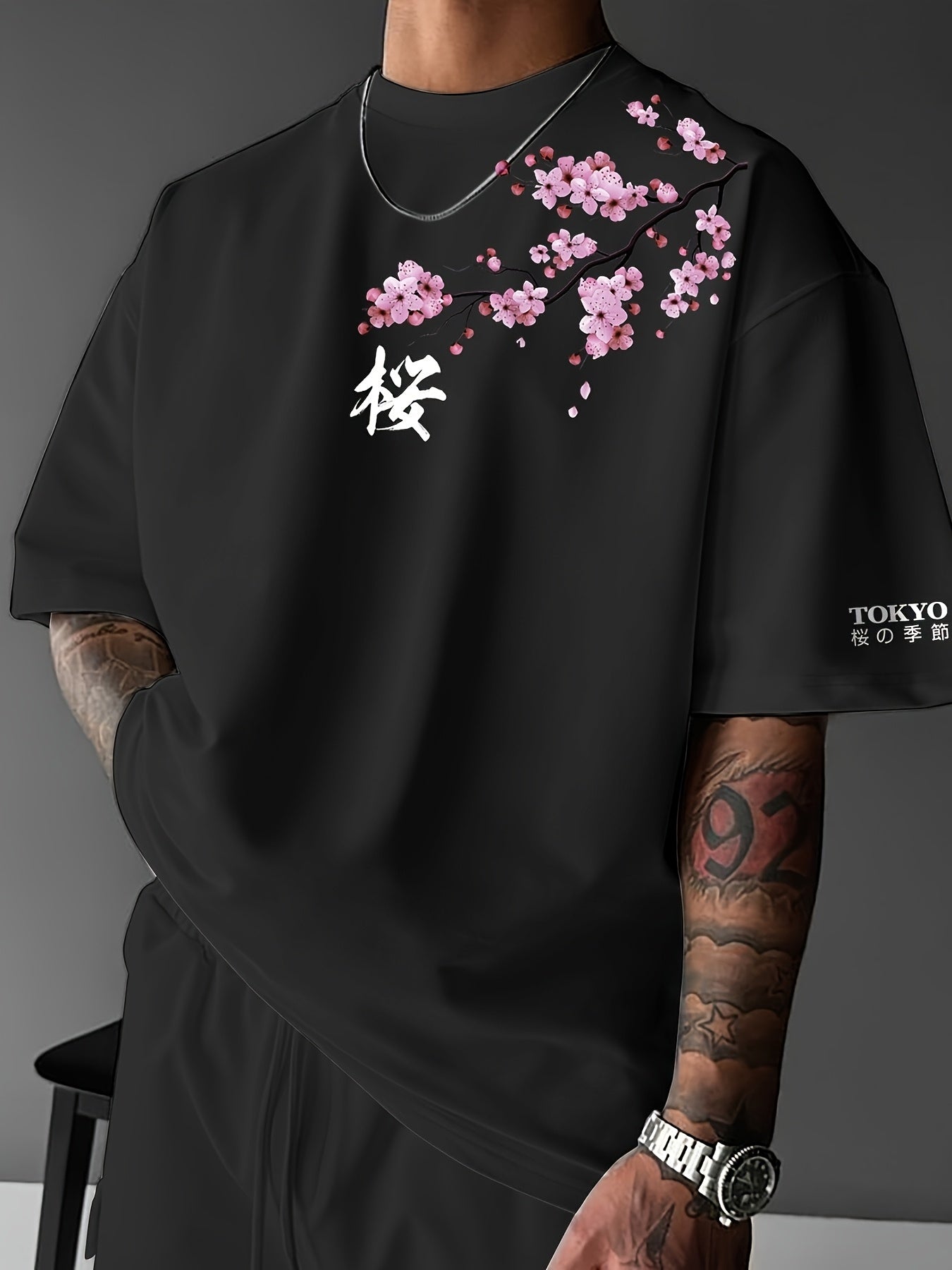 T-shirt à manches courtes pour homme, imprimé mode streetwear décontracté, motif fleurs de cerisier et éléments japonais. Haut confortable à col rond, idéal pour le printemps et l'été.