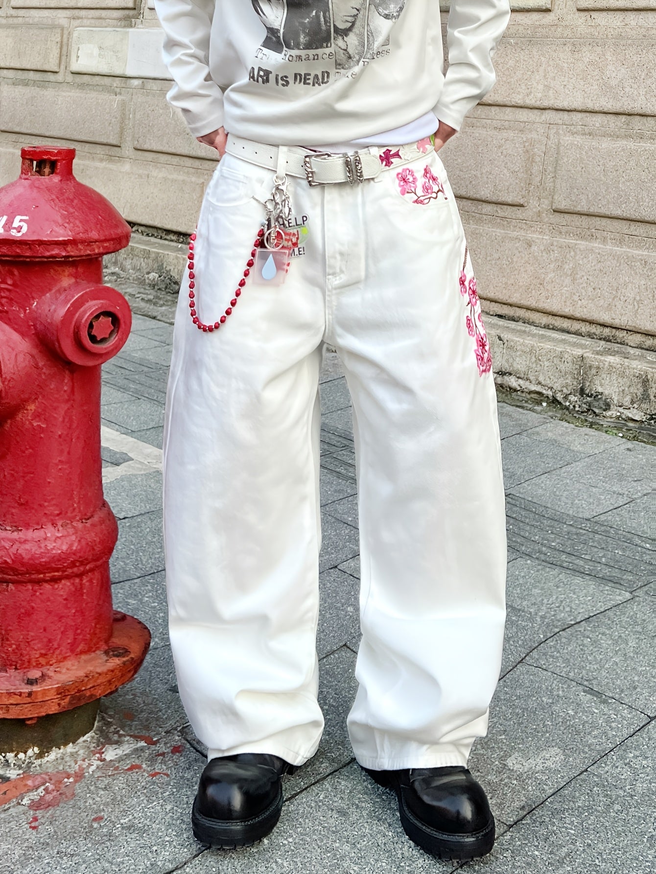 Jean blanc ample pour homme, orné de broderies artistiques de fleurs de prunier et d'une coupe droite décontractée d'inspiration workwear, style vintage casual. Pantalon en denim tendance Y2K hip-hop américain, à jambes larges et polyvalentes.